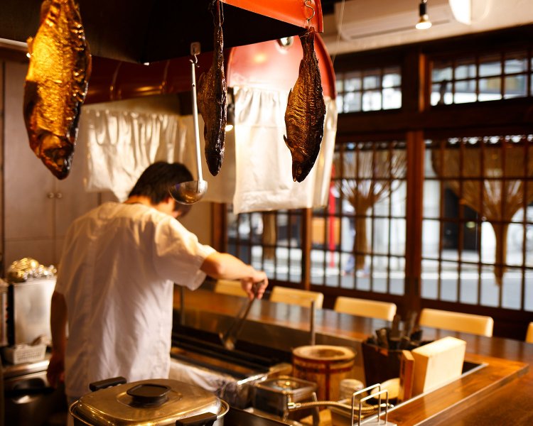 炭の遠火で干し上げ、注文後に炙る。