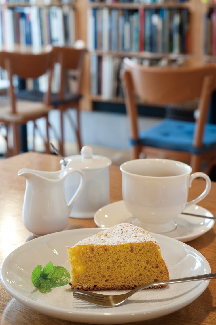 糠ケーキ880円、セット1320円は明治時代のグルメ小説『食道楽』のレシピを再現。