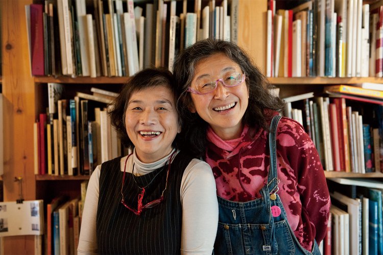 おかどさん(左)の料理と共同主宰のアーティスト、ときたまさん(右)の企画するイベント、写真集の三本柱。