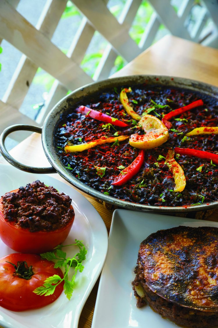 パエリア2000円、ムサカ1200円。トマトにバジルライスとミートソースを詰めたボンジョルミ800円。