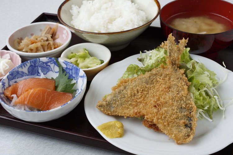アジフライとサーモン刺し定食500円（数に限りあり）。