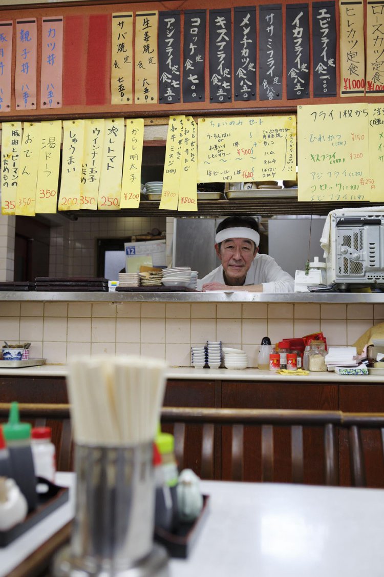 清水さん。夜には酒と小鉢2品付きのちょい飲みセット500円も出す。