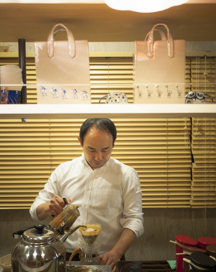 店主廣田英朗さんがペーパードリップで供すコーヒーは穏やかな味わい。