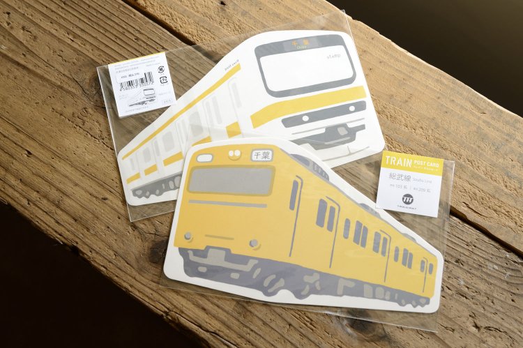 裏と表に新旧の車両を描いた図鑑風の電車型ポストカード各種378円（JR東日本商品化許諾済）。