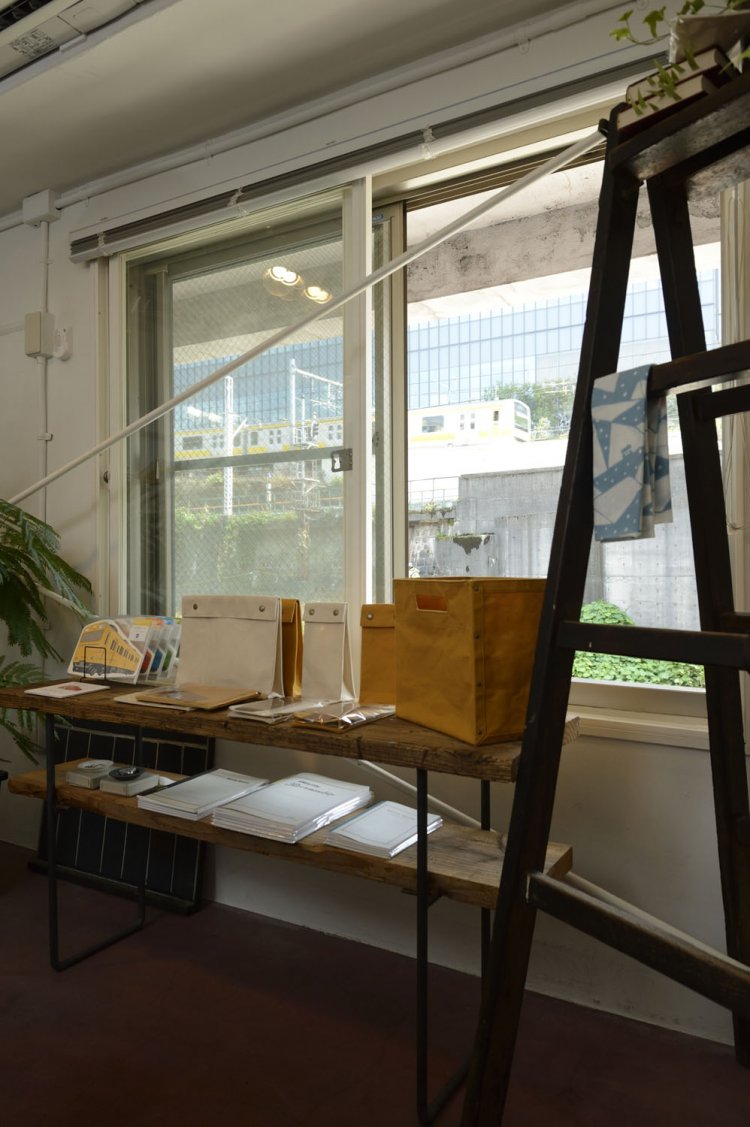 窓の外には黄色い電車。