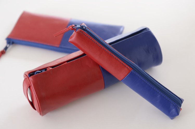 赤青鉛筆がモチーフのペンケース2052円～も息の長い人気商品。