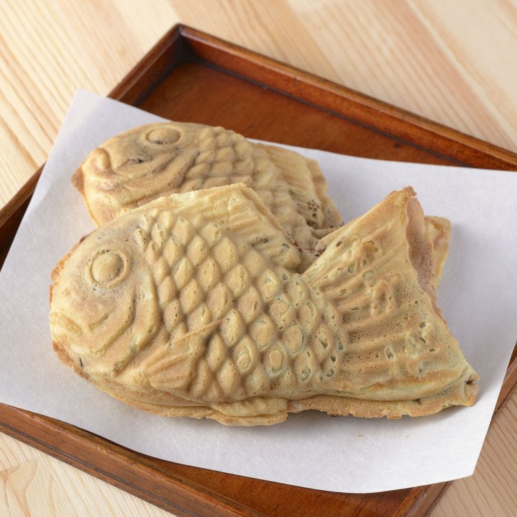 たいやき1尾180円、簡易箱（8～10尾用）60円。