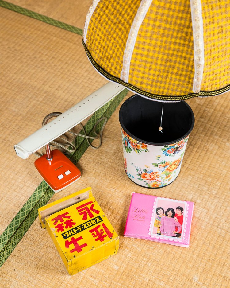 小さな生活雑貨や照明のほか、洋服やバッグなど身につけるアイテムが豊富。試着室も完備。アイドルモチーフのおもちゃにも胸がときめく。