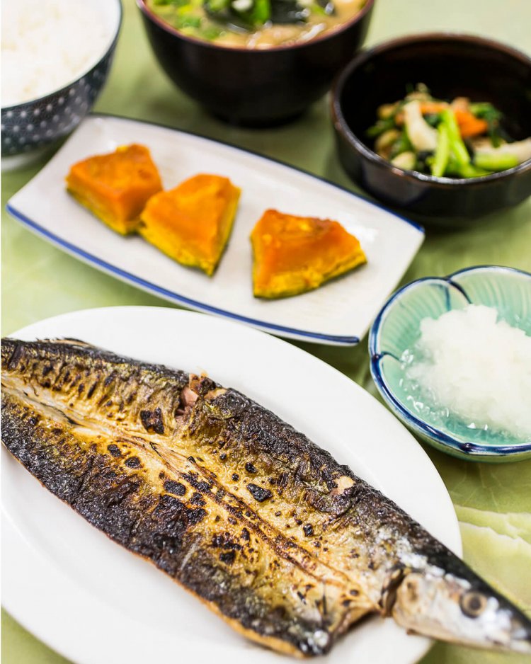 サンマ開き定食の味噌汁を豚汁に替え920円。栗カボチャ煮170円。ご主人がテキパキと切り盛りする様も心地よい。総菜1品から持ち帰りも可能。