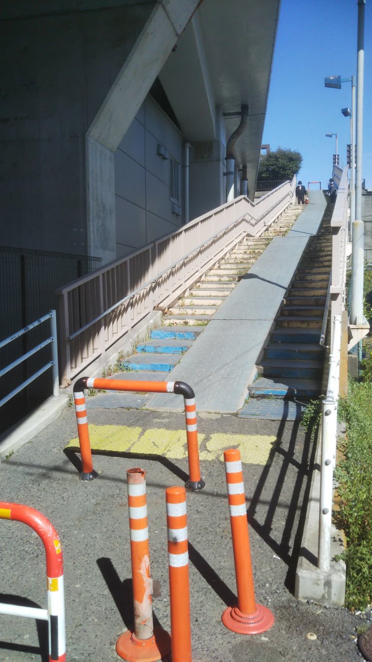 水戸街道は新葛飾橋脇の江戸川土手へ上る階段。作品には登場してないが、寅さんもきっと利用していたハズ。