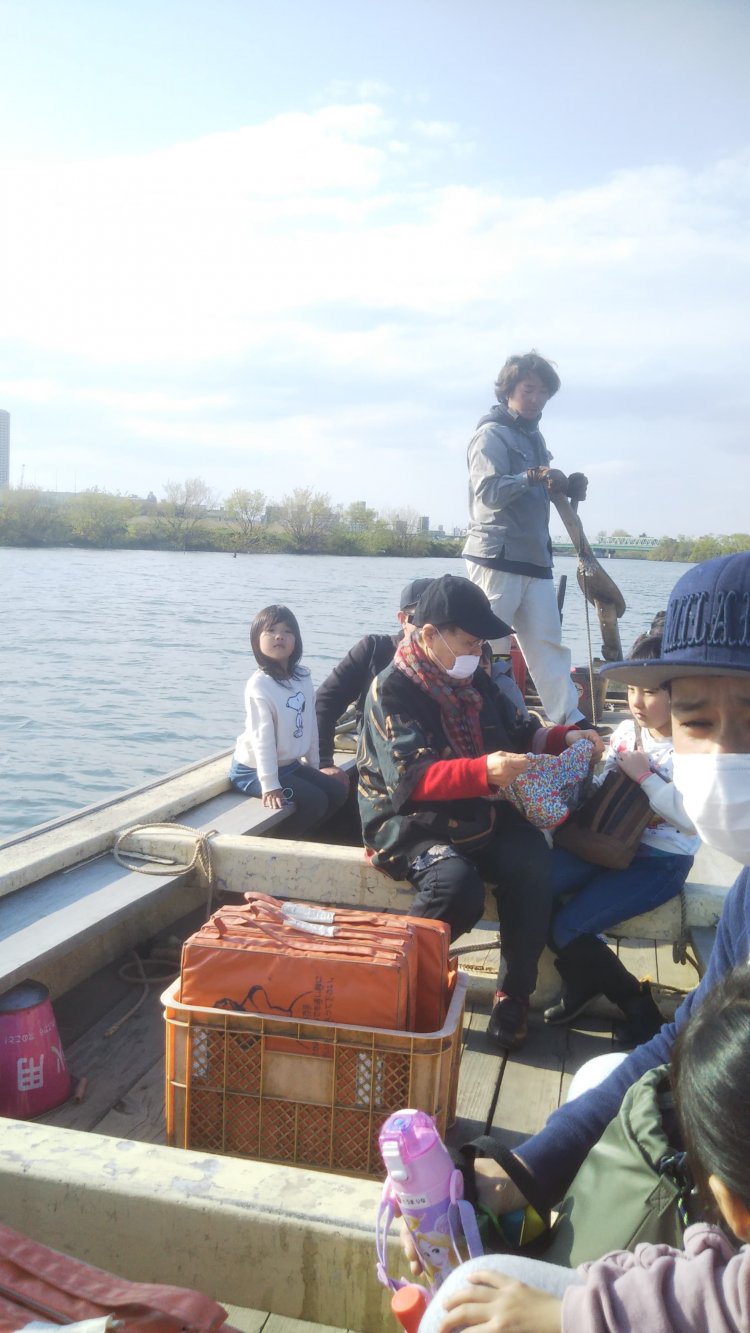 矢切の渡し。もともとは両岸の農民の日常の往来のために運航されたもの。