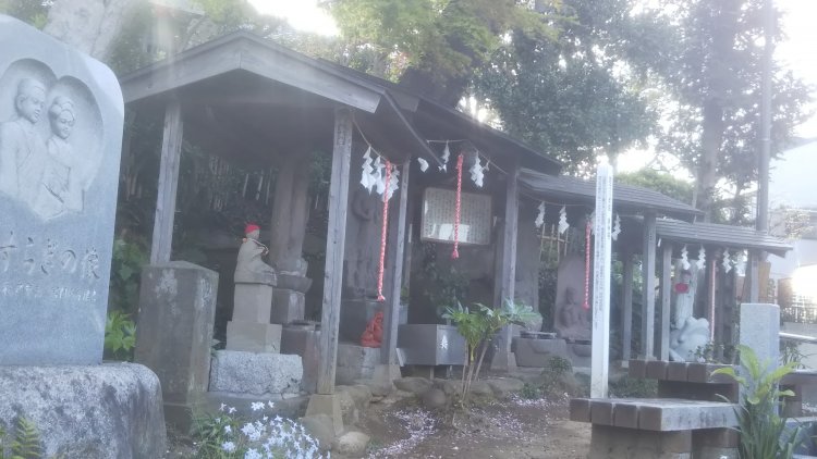 矢喰村庚申塚。16世紀中期の国府台合戦の死者を弔うため江戸時代中期に地元民が寄進。