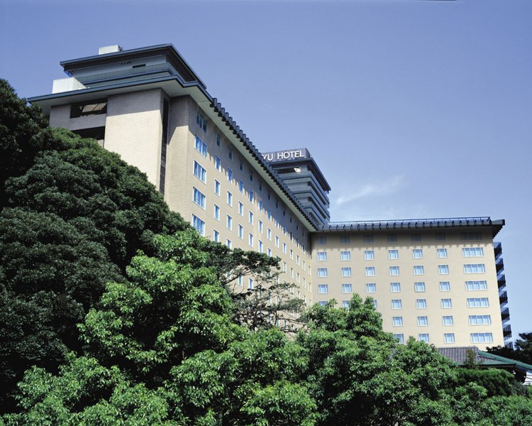 「東京ヒルトンホテル」は、日本初の外資系ホテルとして1963年に誕生。1966年6月29日、羽田空港に降り立ったビートルズ4人はこちらに移動し、会見を開いた。（写真は2003年ごろの外観）