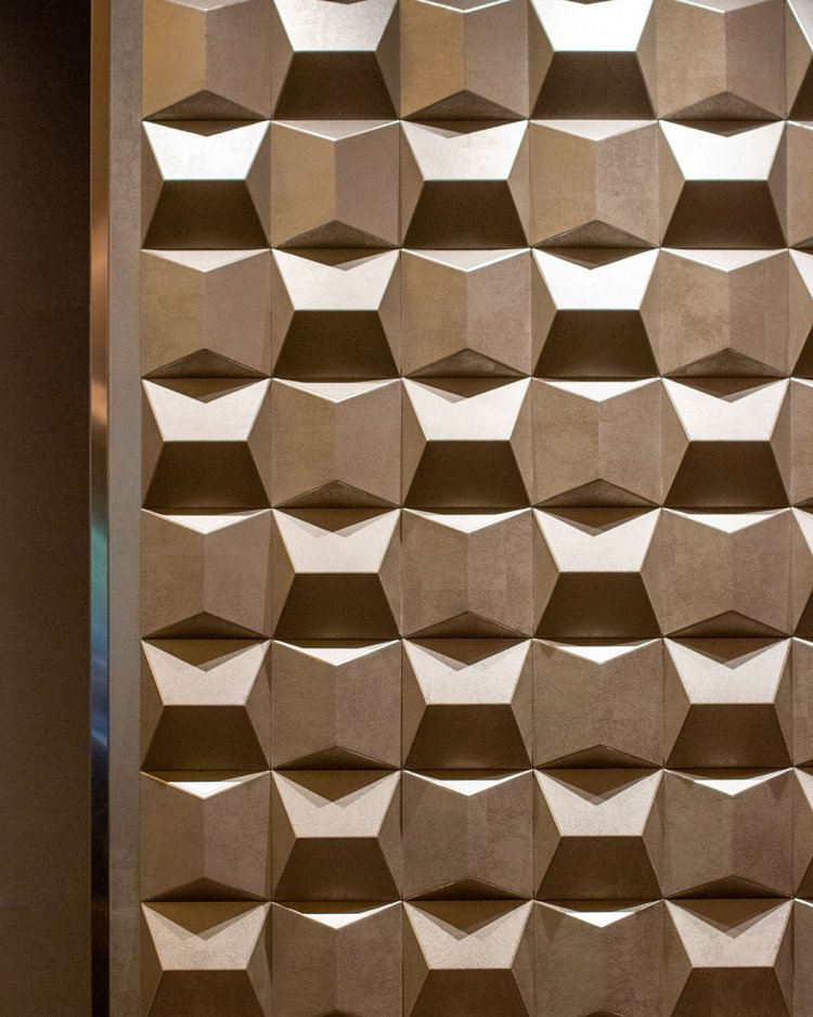 当時にしてもモダンだったろう幾何学模様は、今見ても美しいアート。ここで当時に思いを馳せると、ジーンとくる。