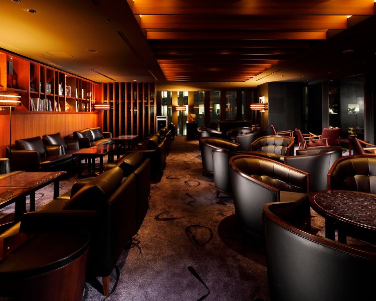 ビートルズ以外にもこのホテルを数多くの有名人が訪れている。バーの中には海外セレブたちの写真も飾られている。さすが名門ホテルのバー。