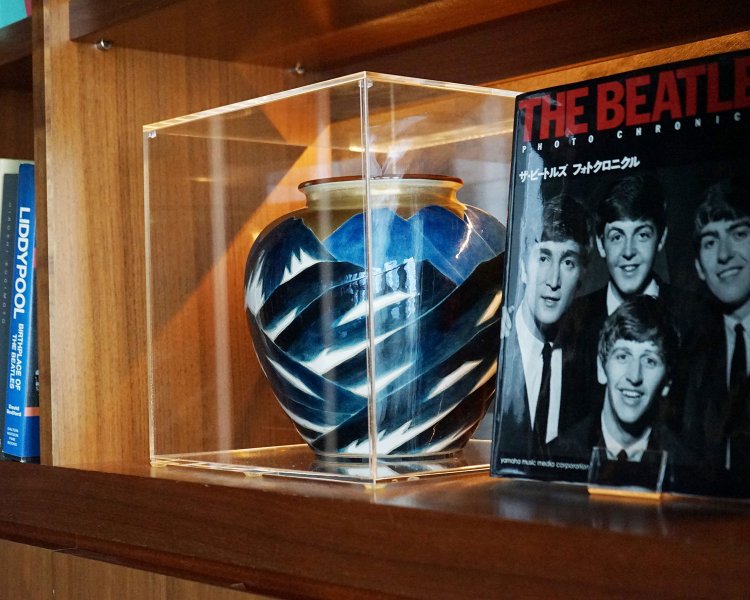 ビートルズが部屋で和やかに過ごしている写真の中には、この壺が写っているものもある。ビートルズ4人の姿を知る、貴重な品だ。