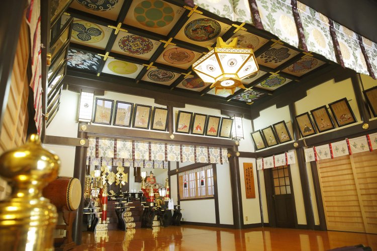 本殿内の三十六歌仙の絵。事前の拝観予約はできないが、当日、特別な行事がなければ見せてもらえる。