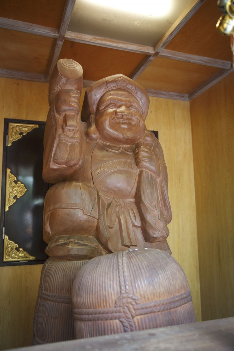 末社に祀られる大黒様の像。撫でると願いが叶うと、お参りした人々の側から言われるようになった。