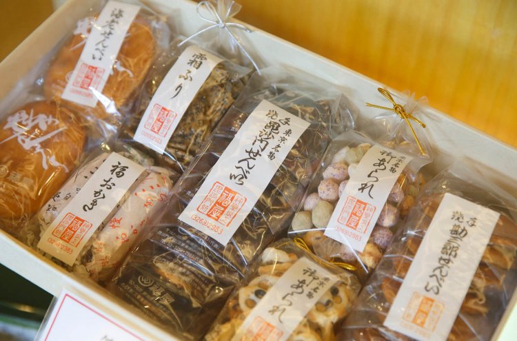 天日干しの旨さ光る名物・毘沙門せんべいをはじめ、豊富な品揃え。