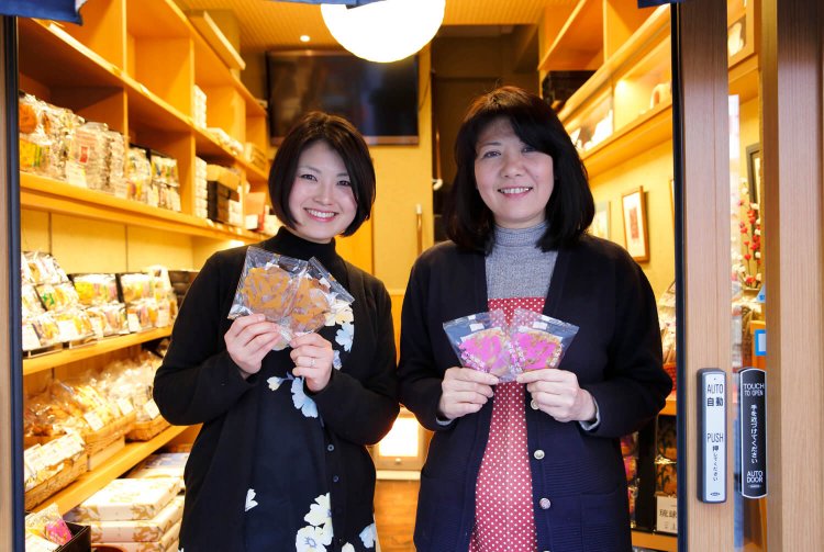 女将の鈴木佐代子さんと、若女将の晴絵さん。晴絵さんは元パティシエで「新風を吹き込んでくれました」と佐代子さん。