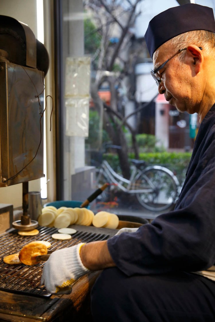 絶え間なくせんべいを裏返すご主人は、まるで修行僧。