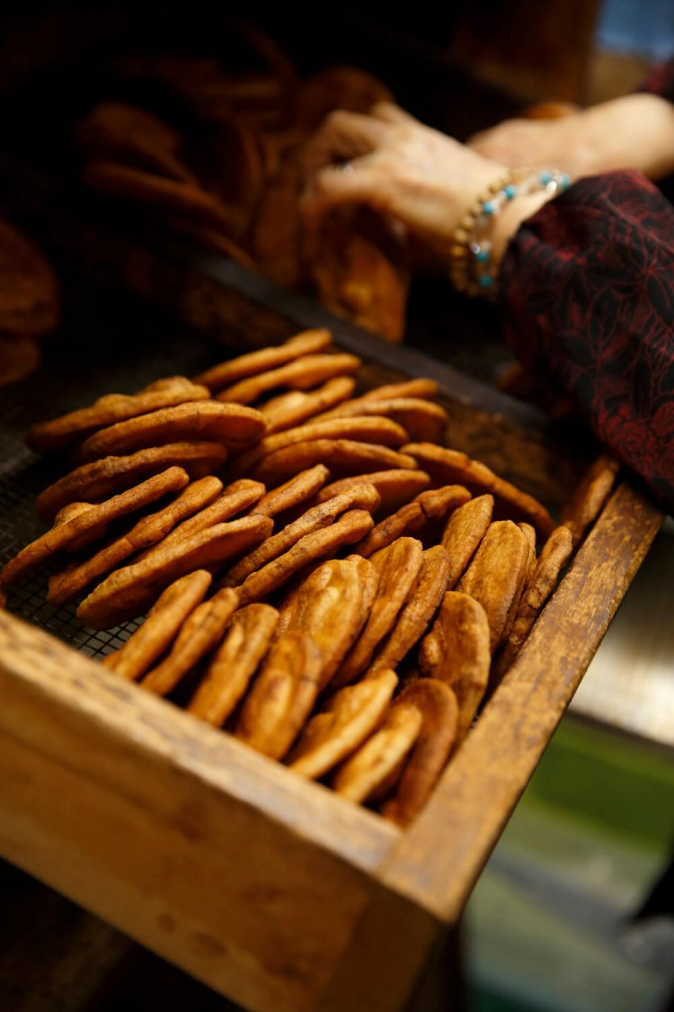 年代ものの木箱で乾燥させる。