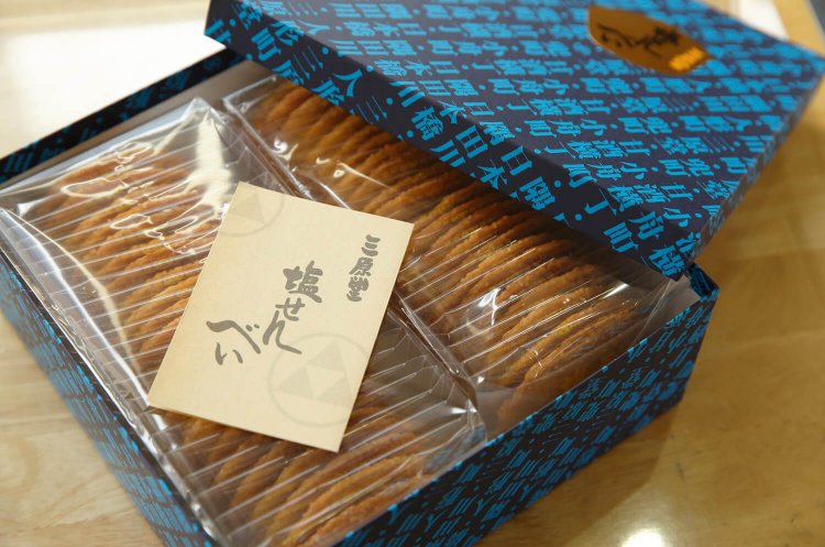 人形町界隈の町名をデザインした化粧箱入りは、手みやげの人気者。