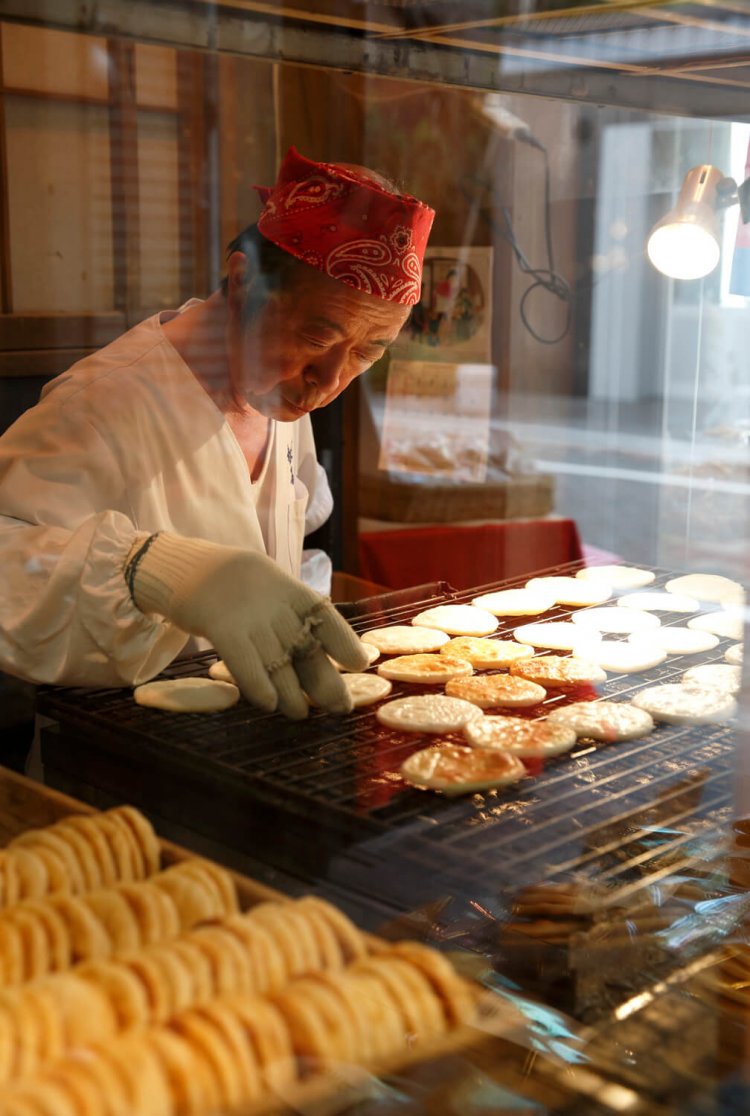 店頭では熟練の職人さんが、特製手袋をはめて黙々と炭火に向かう。