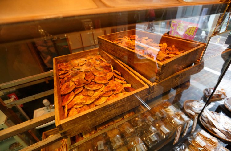 焼き台の上で、予熱を利用して焼き上がりの乾燥を行う。