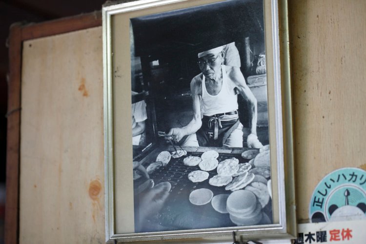 当代の父である先代主人の勇姿が店内に。