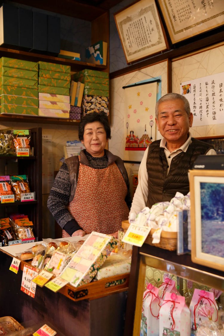 おしどり夫婦の上原健二さん、美な子さん。
