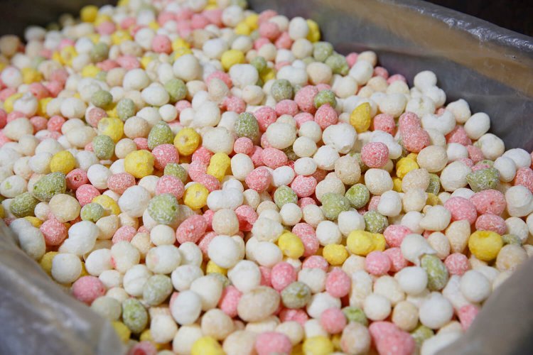 ひなまつりシーズン限定のひなあられ。完全手作りで、口溶けがたまらなくよい。