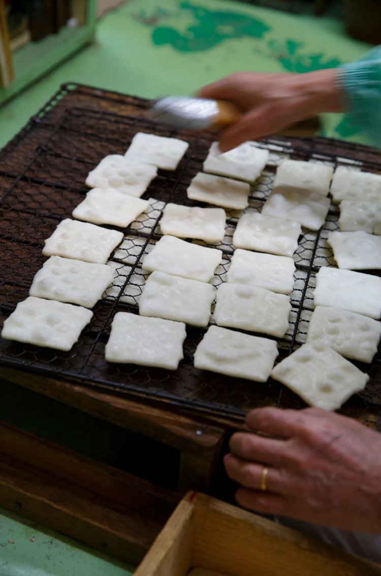 1枚1枚に気を配りつつ、職人が手焼き。熟練を要する仕事だ。