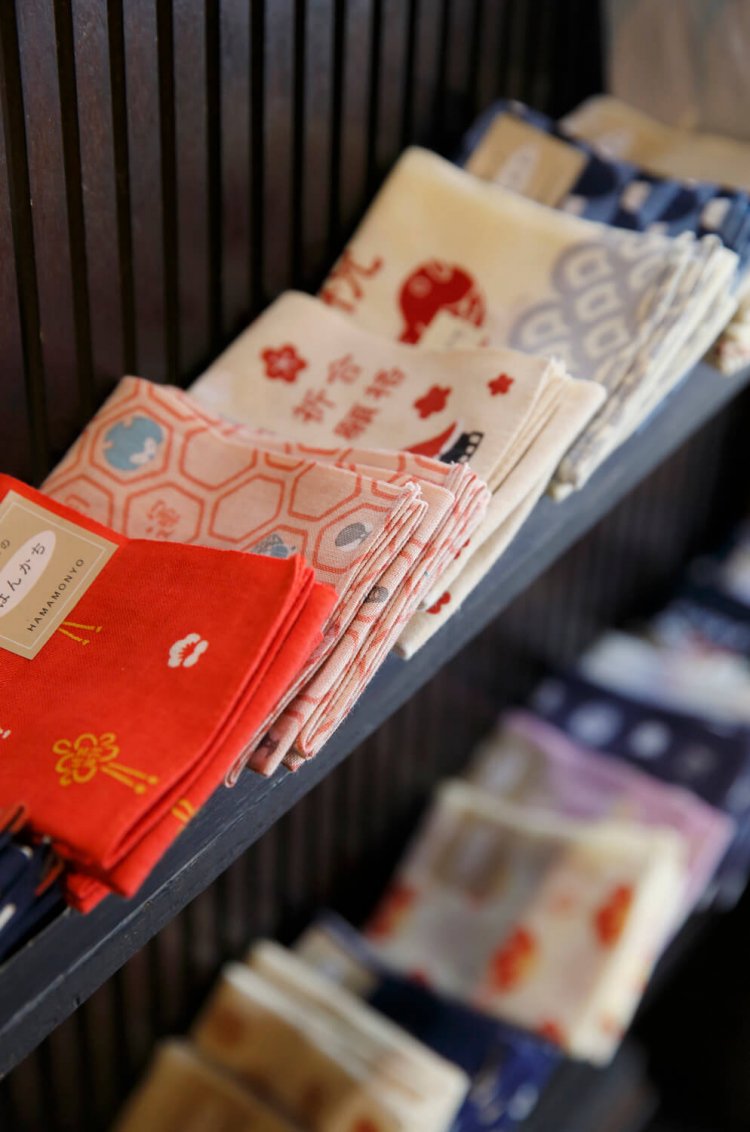 店頭には和の雑貨も。