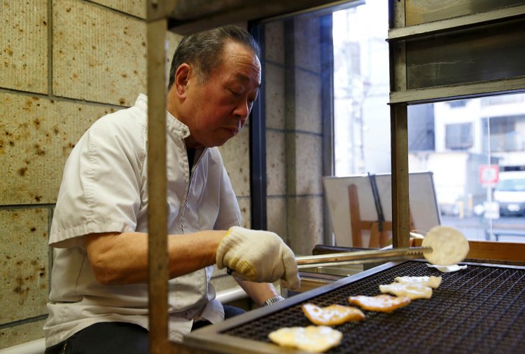 せんべいを手焼きする様子をのぞける。
