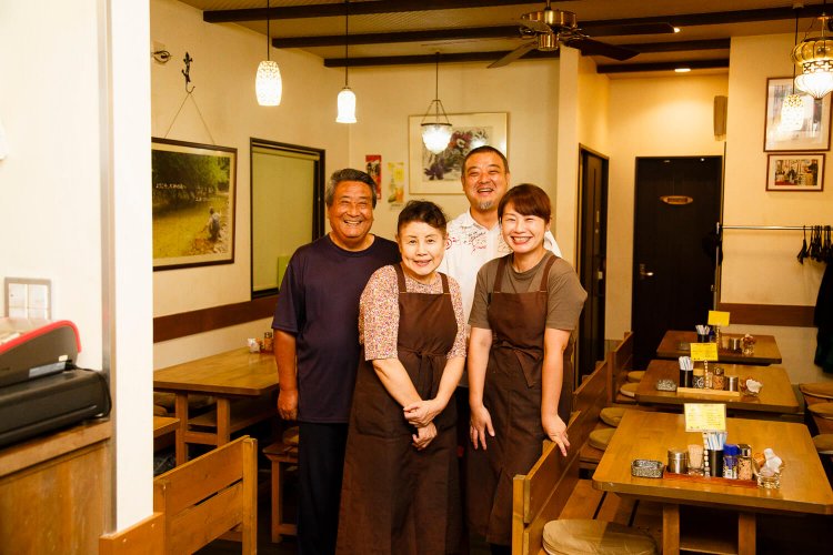 初代夫婦（左側）と2代目夫婦で切り盛り。