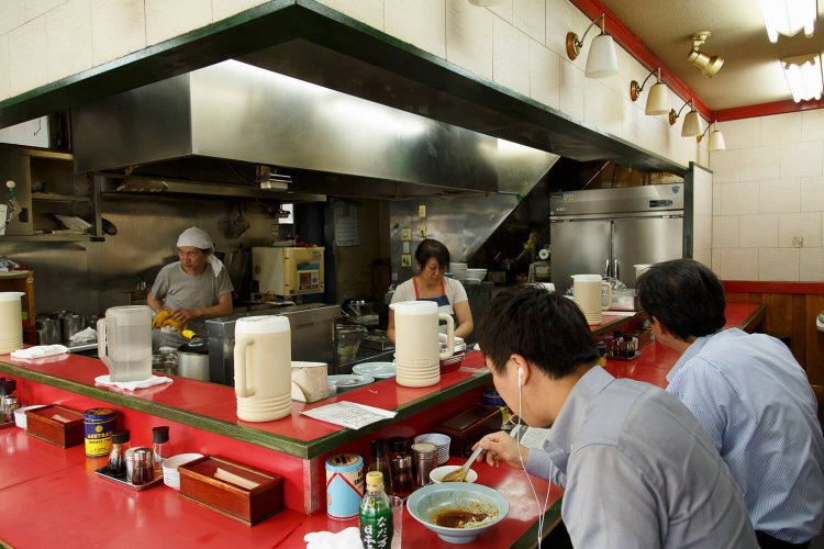 昼時の店内。昼の店主が作る丼は甘みが強く、夜の息子さんの丼は甘さやや控えめとの噂も。
