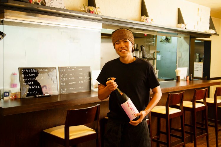 若き店主･タカさん。いい魚を安く仕入れられるのは、もともと築地で働いていたから。