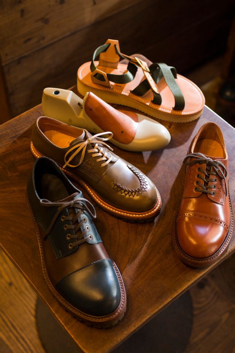 靴は4万7850円～、サンダルは1万9800円～。ソールはビブラム社のゴム底も。