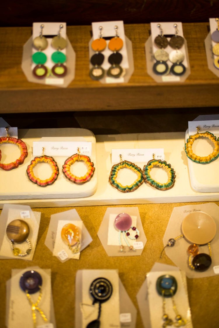 お手製の革のバッグも販売。