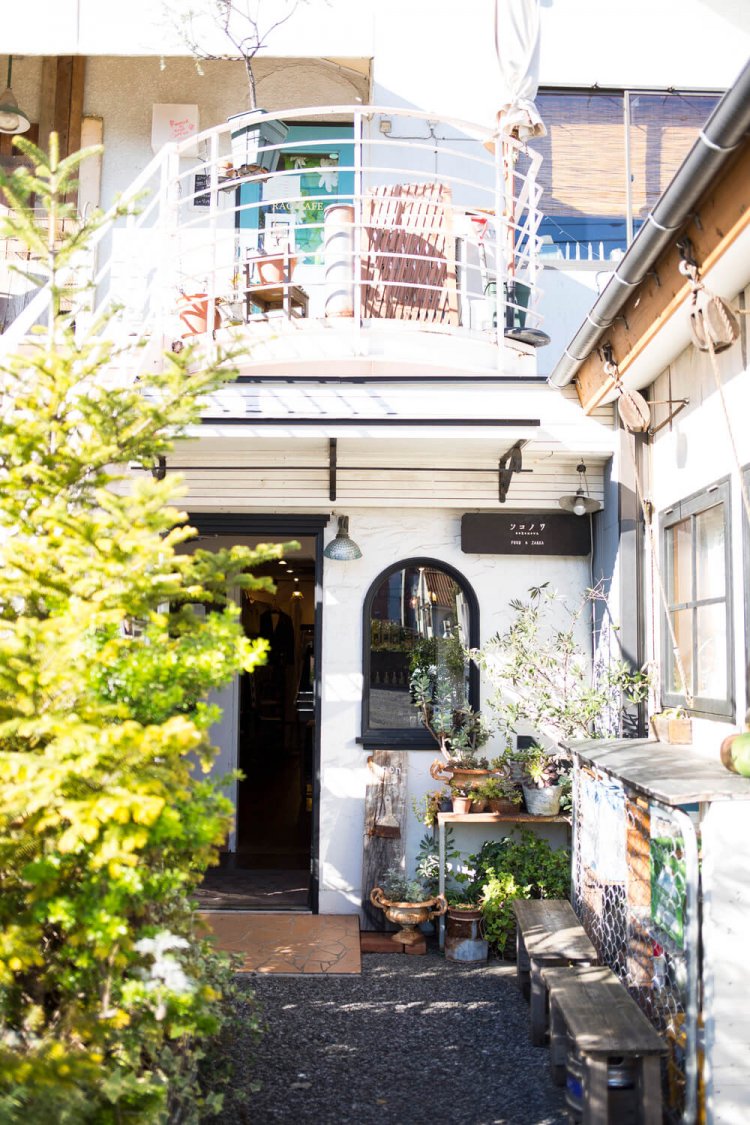 店先では毎月、無農薬野菜やパンの販売も。