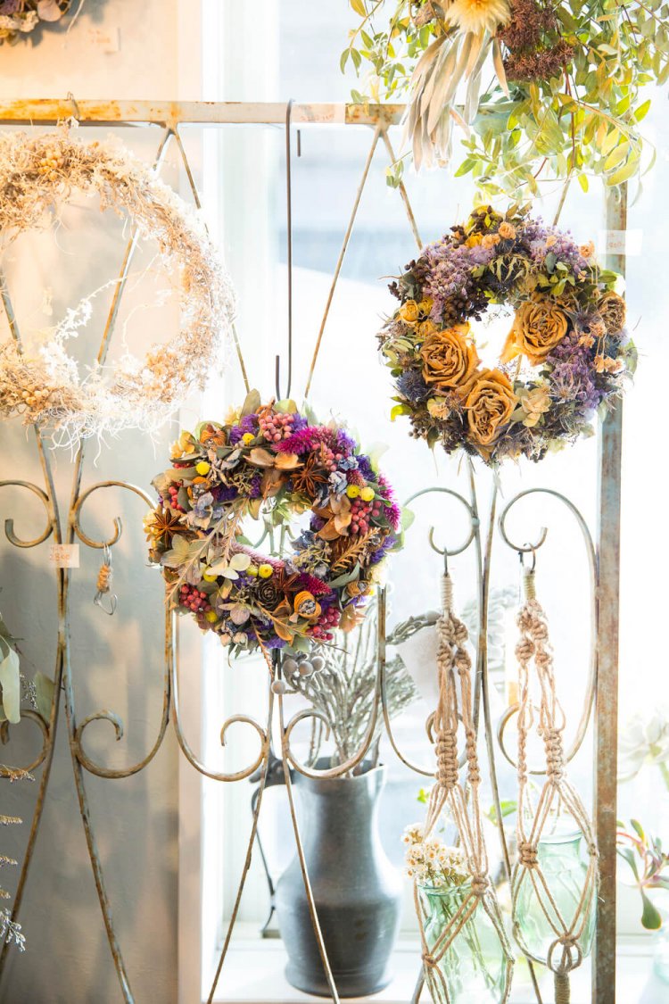 ドライフラワーのリース3500円～も人気。アンティークとの相性も抜群だ。