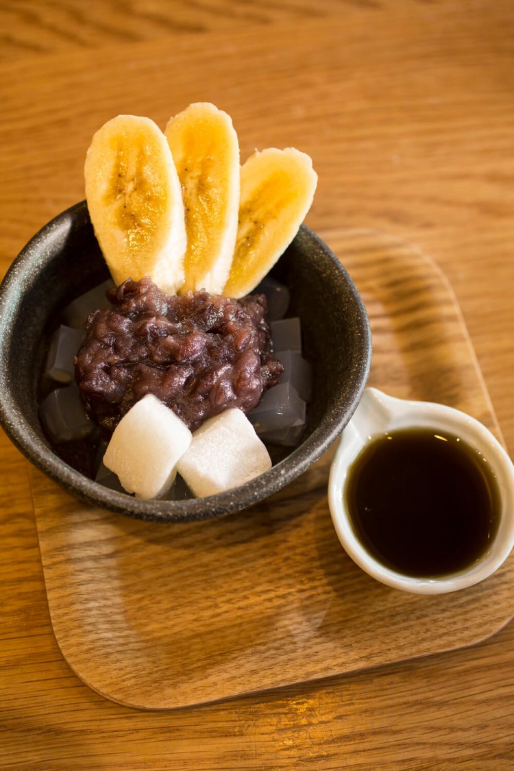 大納言あんみつ693円。丹波大納言の小豆でこしらえたあんこは、粒の感じも生かしつつ、ほろっと崩れる優しい食感。素朴な甘みもいい。そこに徳之島産の純黒糖で作ったコクのある黒蜜をたらり。