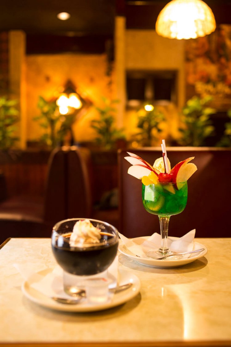 コーヒー・ゼリー580円、フルーツポンチ800円。