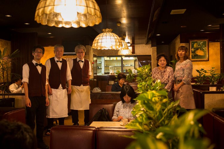 民枝さん（右から2人目）を筆頭に息ぴったりの5人。