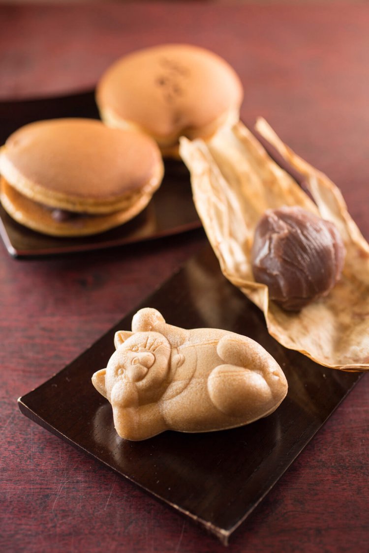 たらふくもなか170円。和栗ひとつぶ むし羊羹220円。どらやき各種160円。