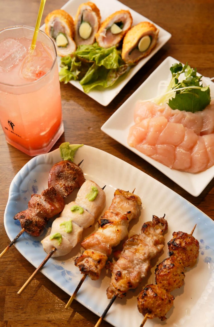 つくねやせせり、白レバーなどが並ぶやきとり5本セット990円。新鮮だからこそ味わえる、ササミ刺身660円。梅肉ハイ440円など。