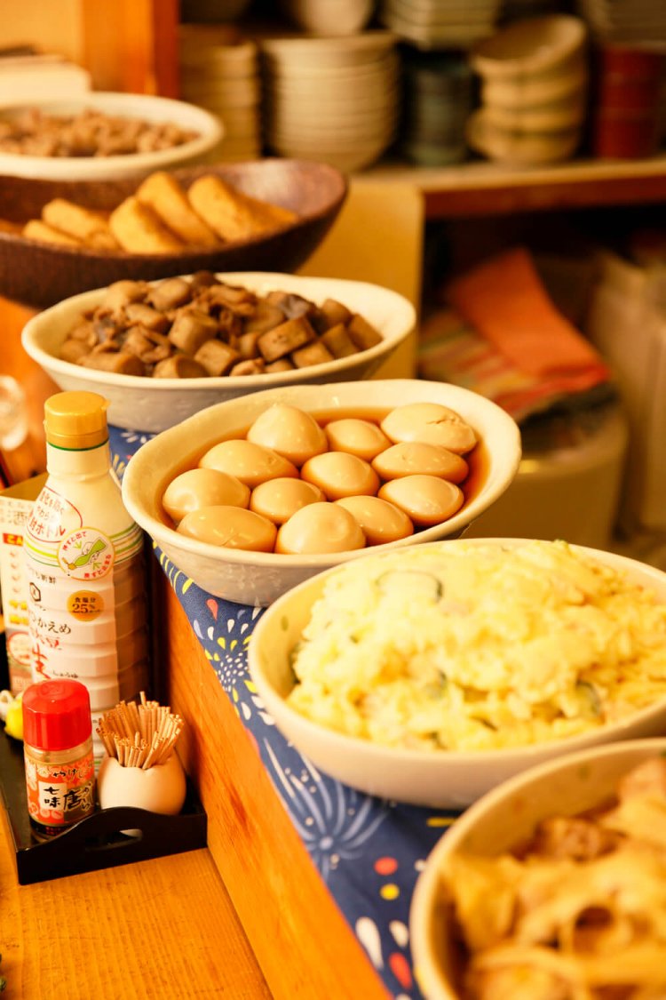 カウンターには6～10皿の大皿料理。