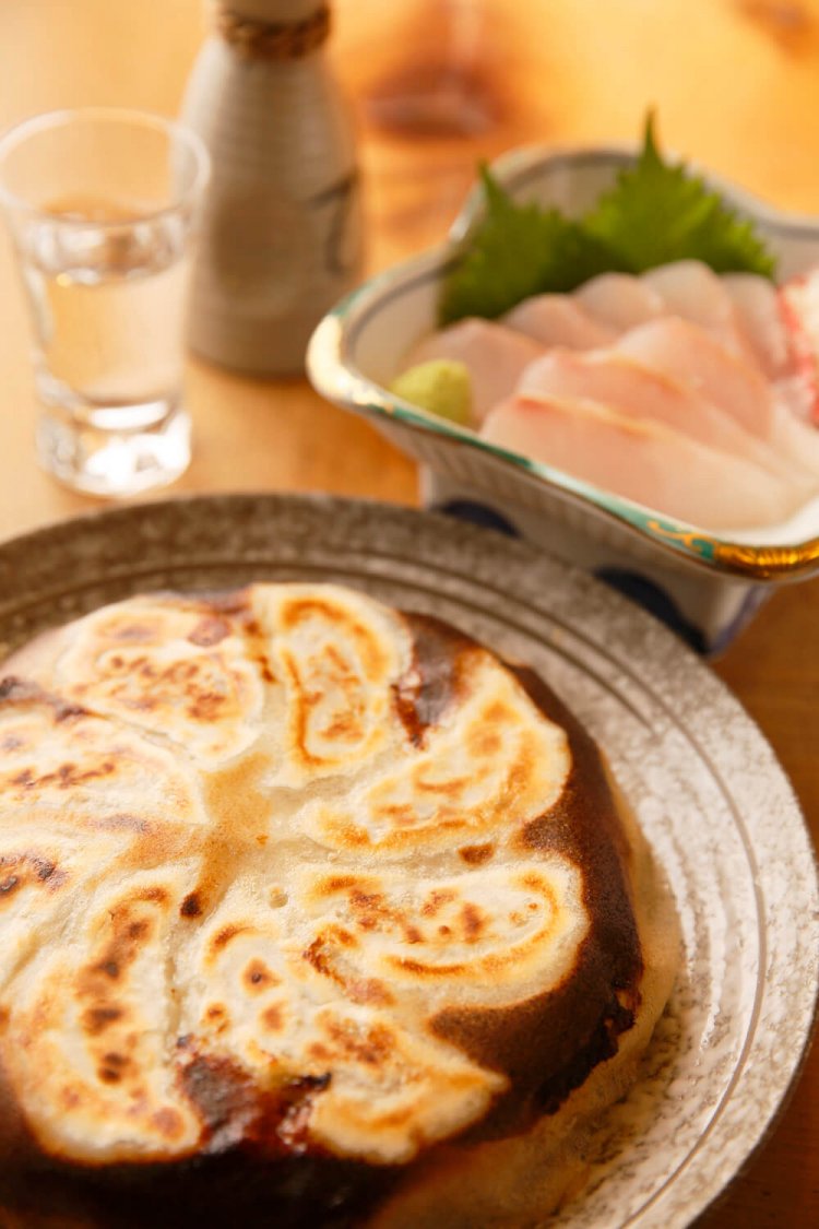 野菜たっぷりぎょうざ750円（税抜）、銚子の漁師から直送のイシナギ1300円（税抜）。日本酒は髙清水や酔鯨など。