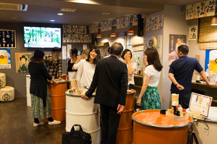 店が広く、グループで来るお客も多い。